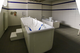 Das Foto zeigt ein Wannenbad sowie eine Badewanne zu ausbildungsrelevanten Zwecken im Bereich Gesundheit.