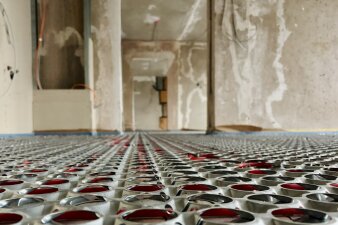 Die verlegten Wabenplatten mit integrierter Fußbodenheizung.