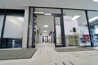Das Foto zeigt den Eingangsbereich der Warsbergstraße 3 von Innen nach der Sanierung.