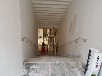 Das Foto zeigt ein Treppenhaus während des Innenausbaus.