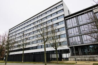 Das Foto zeigt die Warsbergstraße 3 nach der Sanierung mit weißer Fassade.