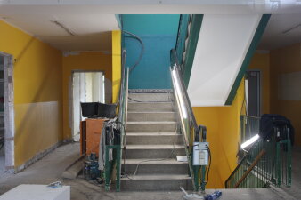 Das grüne Treppenhaus während der Entkernung.