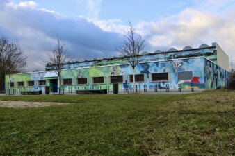 Das Foto zeigt die bunt bemalte Sporthalle nach der energetischen Sanierung.