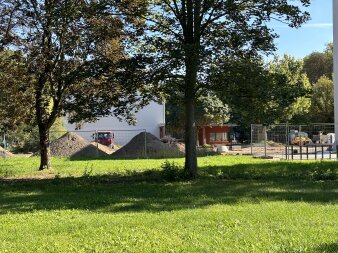 Das Foto zeigt die Baustelle der Außenanlagen der Grundschule Gispersleben.