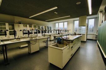 Das Foto zeigt den Fachraum Chemie des GYM 10.