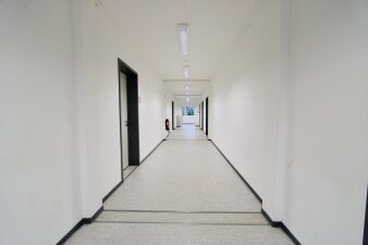 Das Foto zeigt den Flur in den aufgestellten Containern.