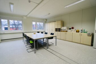 Das Foto zeigt das Lehrerzimmer in den aufgestellten Containern.