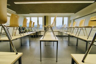 Das Foto zeigt den Klassenraum des GYM 10, der gleichzeitig ein Teil der Aula ist.