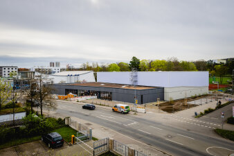 Das Foto zeigt die neue Dreifeld-Schulsporthalle von außen.