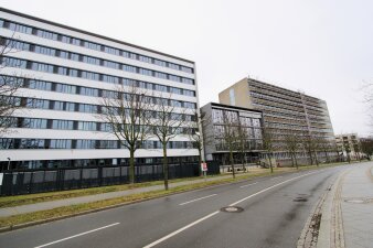 Das Foto zeigt die Gebäude der Warsbergstraße 1 und 3 sowie den Verbinder während der Sanierungsarbeiten.