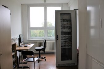 Das Foto zeigt einen Verteilerschrank mit vielen darin enthaltenen Kabeln.