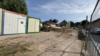 Das Foto zeigt die Baustelleneinrichtung des Neubaus der Grundschule in Vieselbach.