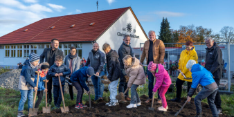 Das Foto zeigt den symbolischen Spatenstich durch den Oberbürgermeister, Projektbeteiligte und SchülerInnen.