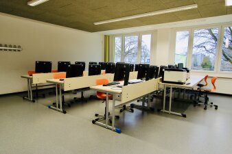 Das Foto zeigt den Computerraum des GYM 10.