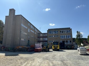 Das Foto zeigt die Außenansicht des Schulgebäudes vor der Sanierung.