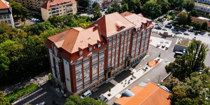 Das Foto zeigt eine Luftaufnahme der sanierten Jenaplanschule von außen.