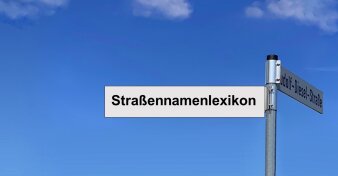 Straßenschild mit der Aufschrift Straßennamenlexikon