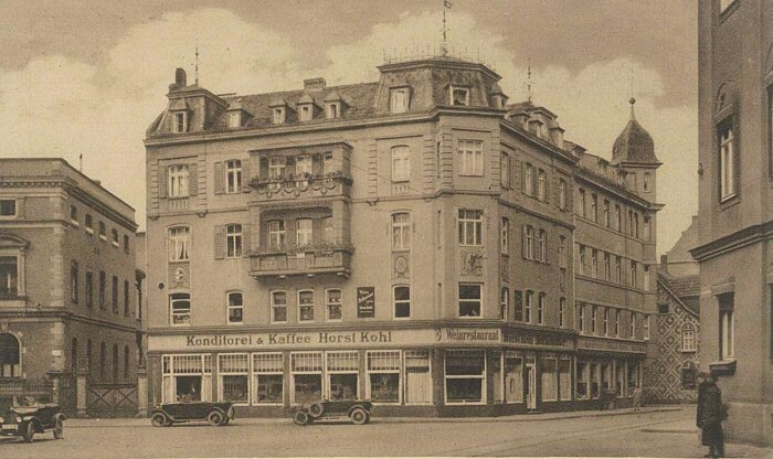 Historisches Bildmotiv einer größeren Gebäudes in der Erfurter Innenstadt mit Ladengeschäft