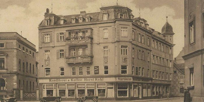 Historisches Bildmotiv einer größeren Gebäudes in der Erfurter Innenstadt mit Ladengeschäft
