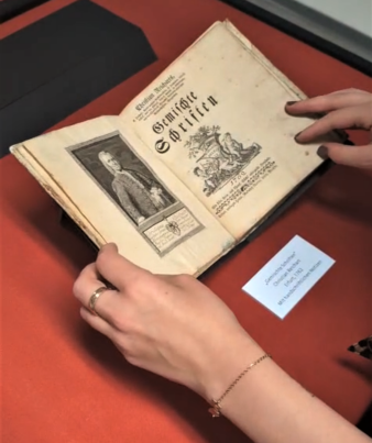 Aufnahme eines historischen Buches im Archiv