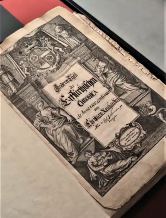 Aufnahme eines historischen Buches im Archiv