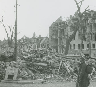 Eingestürztes Haus inmitten von zerstörten Häusern