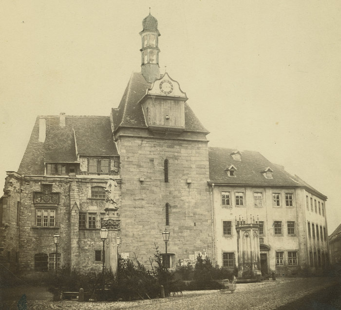 Altes Rathaus um 1860 Historisches Foto, das ein altes Gebäude zeigt