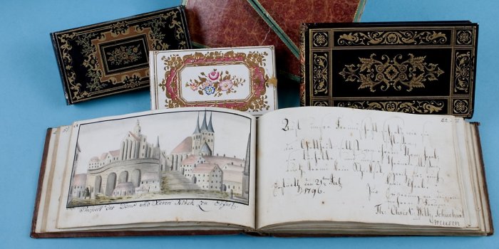 Foto: Poesiealben, Stammbücher, Freundschaftsalbum © Stadtverwaltung Erfurt In den Nachlässen sind zahlreiche Poesiealben, Freundschaftsalben bzw. Stammbücher überliefert.