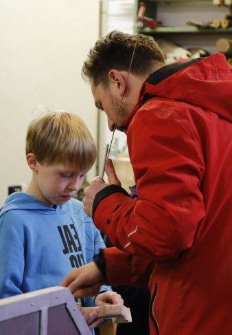 Mann und Junge im Gespräch