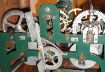 Foto: Technische Wunderwerke sind die Kühnschen Turmuhren © Privat Uhrwerk mit Zahnrädern