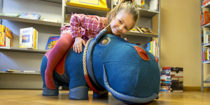 Foto: Renate Müller ließ das Nilpferd im neuen Glanz erstrahlen und nun können es die Erfurter Kinder erneut erobern © Stadtverwaltung Erfurt / V. Gürtler Kind auf Nilpferd