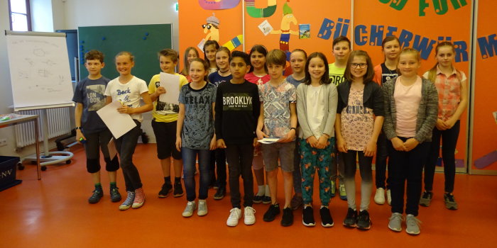 Foto: „Reisen mit der Zeitmaschine“ © Stadtverwaltung Erfurt viele Schüler in der Bibliothek