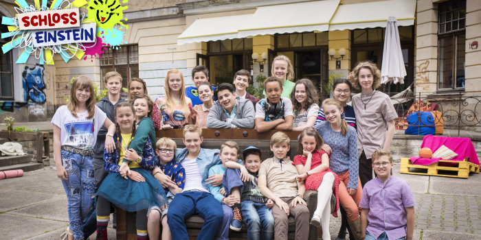 Foto: Produktion „Schloss Einstein“ © Saxonia Media Filmproduktionsgesellschaft mbH größere Kindergruppe