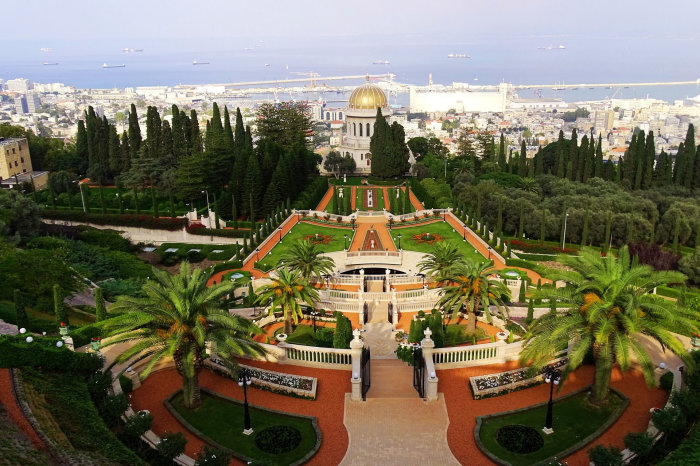 Bahái-Weltzentrum in Haifa, Israel Prächtiger Garten, im Hintergrund das Meer.