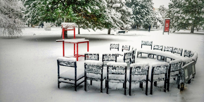Stühle im Schnee