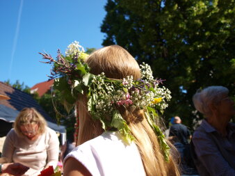 Gebundene Blumenkroneauf Mädchenkopf