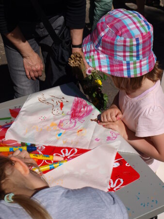 Kinder bemalen Tischdecken
