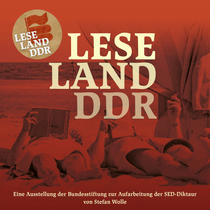 Quadratisches Bild von lesenden Leuten am Strand mit Schriftzug Leseland DDR