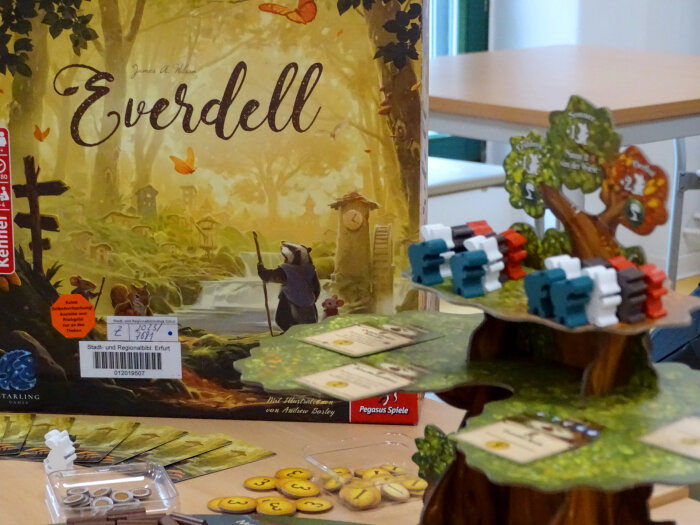 Brettspiel Everdell mit Spielfiguren