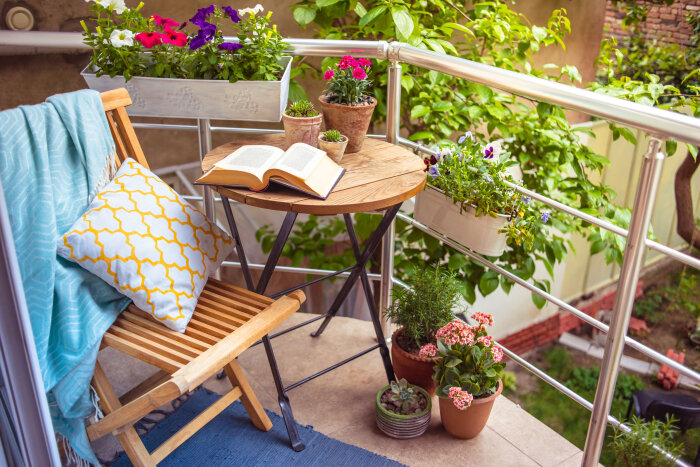 Urlaub in der Bibliothek Balkon mit Stuhl, Tisch und Pflanzen