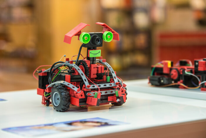 Roboter in der TechnoThek Roter Roboter