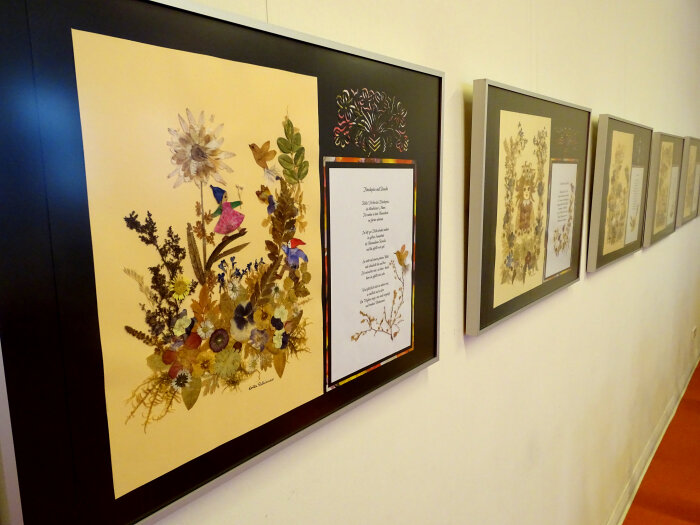 Ausstellung von Erika Schirmer in der Kinder- und Jugendbibliothek Erfurt Ausstellungsbilder an Wand