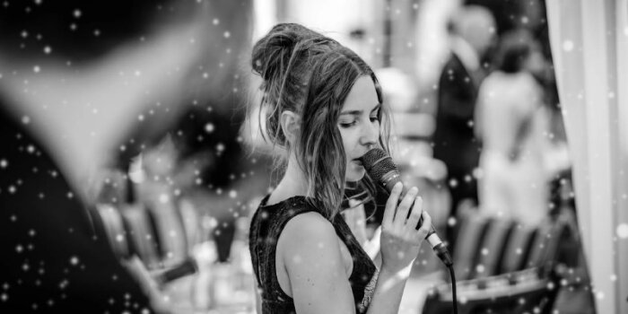 Sängerin singt in Mikrofon
