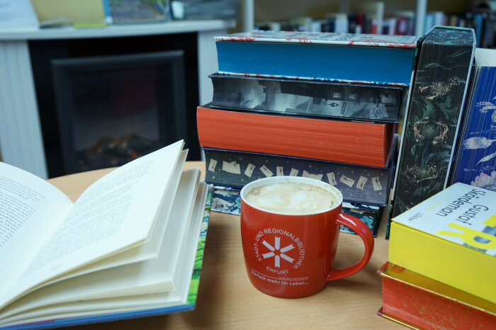 LeseClub am Domplatz Bücher und Kaffeetasse im Kaminzimmer der Bibliothek Domplatz