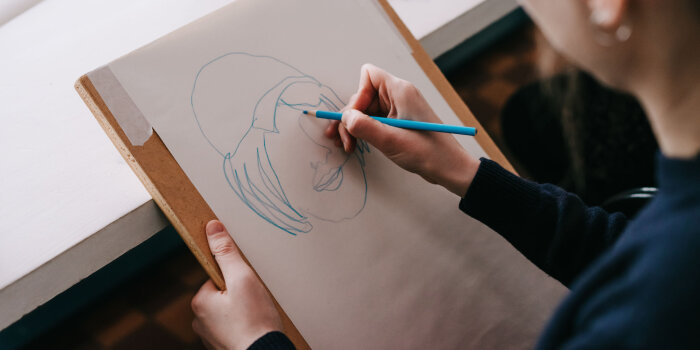 Person zeichnet ein Bilde 