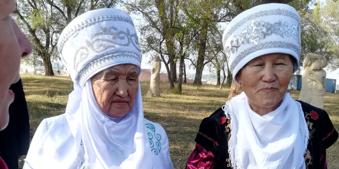 Zwei kirgisische Frauen mit Kopfschmuck