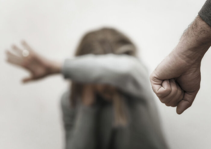 Seelisch fit in Erfurt | Hilfe in Fällen häuslicher Gewalt Frau sitzt in Abwehrhaltung am Boden