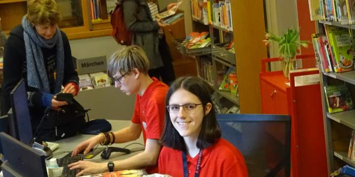 Das Zepter fest in der Hand: Heute ist Azubi-Tag in der Kinder- und Jugendbibliothek