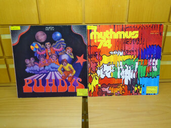 Abgebildet sind zwei farbenfrohe Schallplatten aus den 70er Jahren.