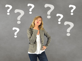 Foto: Frau schaut auf Fragezeichen © Sophie Janotta auf Pixabay.de Frau und Fragezeichen.